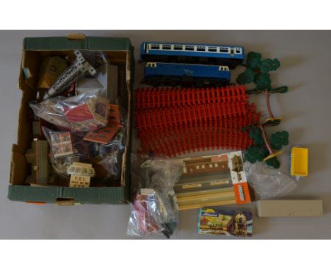 Model railway mixed lot. Includes Tri-ang Big Big train Hymek loco (Missing 1 buffer), coach & track, Tri- ang battle space r