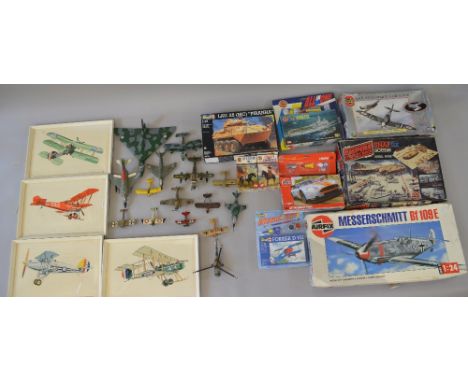 8 unmade model kits, contents unchecked. Together with 16 built & painted models including Star Wars Rebel Base & 4 framed av