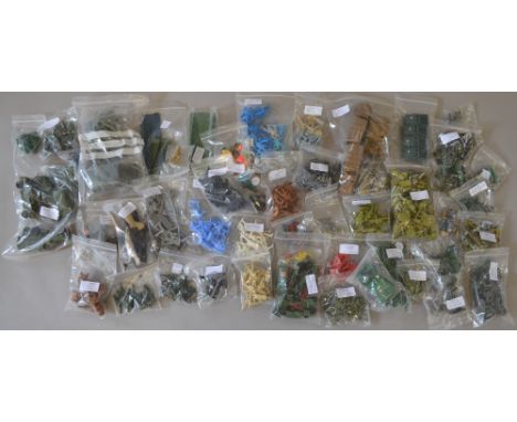 Good quantity of assorted vintage military related figures, mostly 1970s Hong Kong manufactures. 