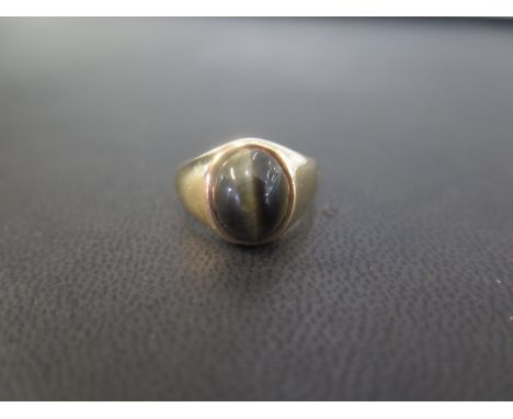 A 9ct gold cats-eye cabochon single-stone ring - Hallmarked Birmingham - Ring size G 1/2  - Weight approx 4.4gms
Condition Re