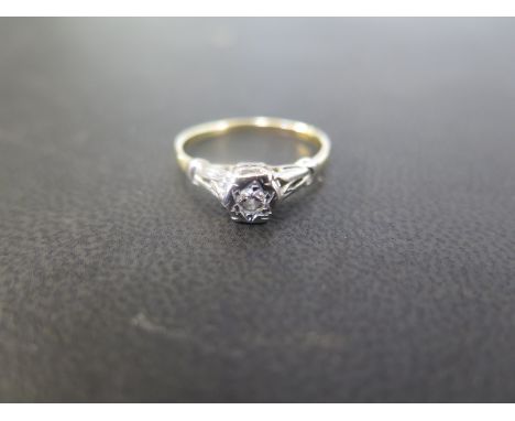 An illusion-set diamond single-stone ring - Stamped 18ct and Plat - Ring size O - Weight approx 2.2gms
Condition Report: Good