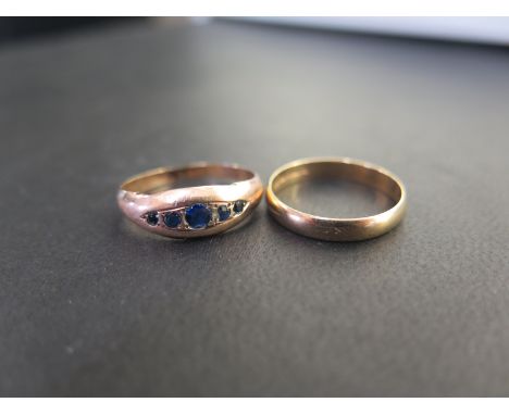 A 9ct gold band ring - Hallmarked London - Ring size O - Together with a 9ct gold sapphire boat-shape ring - Hallmarked Chest