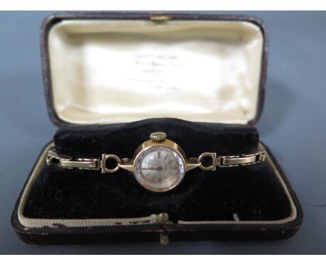 A 9ct yellow gold Ladies wristwatch by Tissot on 9ct gold bracelet - Gross weight approx. 13.9 grms - baton markers on champa