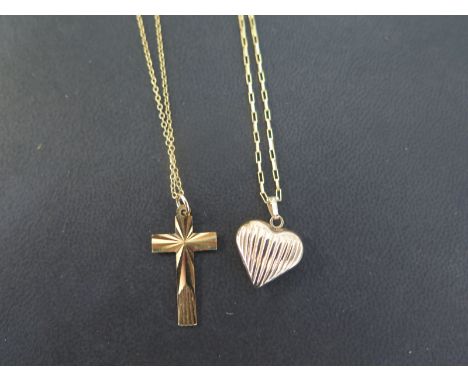 A textured hear-shape pendant - Stamped 375 - Length 2cms - Suspended from a 9ct gold box-link chain - Hallmarked Sheffield -