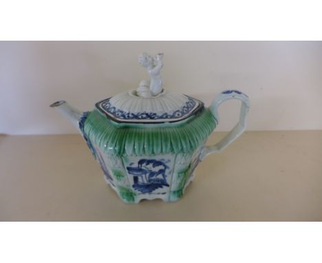 An 18th/19th century Liverpool teapot with blue and white chinoiserie decorated and green highlighting and merboy finial - He