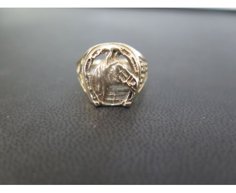 A 9ct gold horse and horse shoe ring - Hallmarked London - Ring size Q - Weight approx 5.8gms
Condition Report: Good to fair 