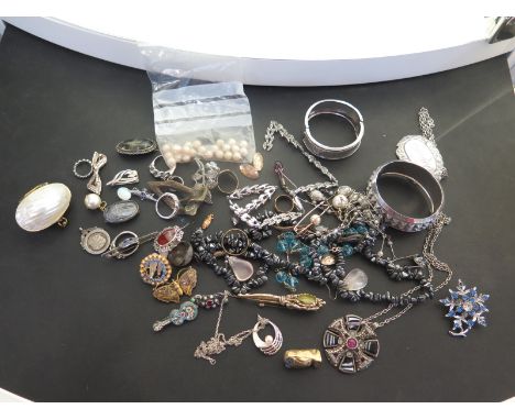 An assortment of vintage silver and costume jewellery - To include a micro mosaic brooch, a seed pearl and enamel brooch, rin