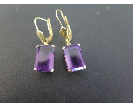 A pair of 9ct gold amethyst ear pendants - Hallmarked London - Length 3cms - Weight approx 4.2gms
Condition Report: Good