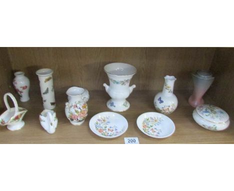 A shelf of miscellaneous ceramics including Aynsley.