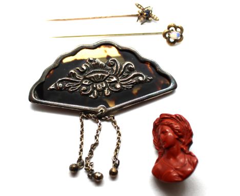 Selection of Jewellery to include Unmarked Rose Gold Sapphire and Seed Pearl Dragonfly Stick Pin (Damaged), a Silver Tone Ova