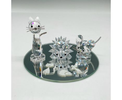 Part of the When we were Young collection. Set includes mouse, cat and hedgehog with a special mirror painted with their like