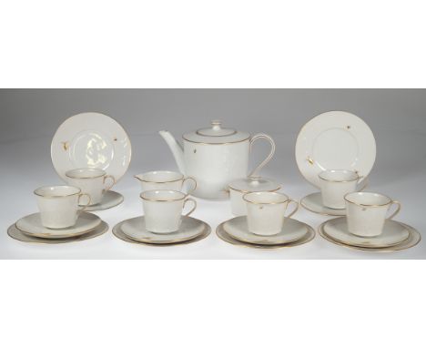 KPM-Kaffeeservice für 6 Pers., Entwurf Trude Petri und Prof. Gerhard Gollwitzer, 1941/42. Feldblume mit Gold, grüner und rote