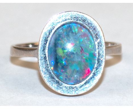 Ring, 333er WG, mit ovaler Opal-Triplette, ges. 2,47 g, RG 54