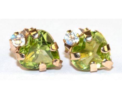 Ohrstecker, 416er GG (10 k), Peridot im Herzschliff, 6 mm und weiße Saphire