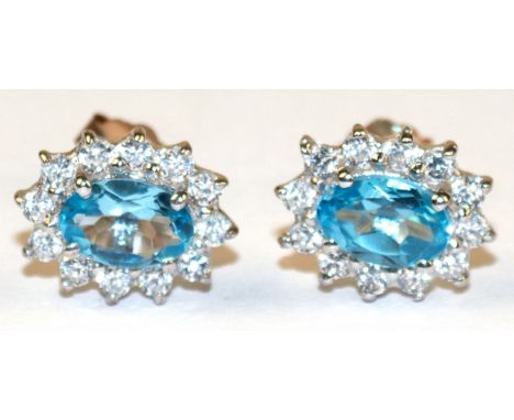 Ohrstecker, 375er GG/WG (9 k), Blautopase und weiße Zirkonia im Brillantschliff, Maße der Topase ca. 10 x 8 mm