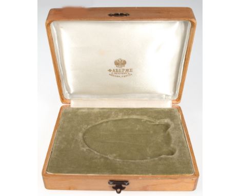 Fabergé-Etui, helles Holz mit Seide und Samt ausgekleidet, innen kyrillisch bez. "Fabergé St. Petersburg, Moskau, Odessa", Ge