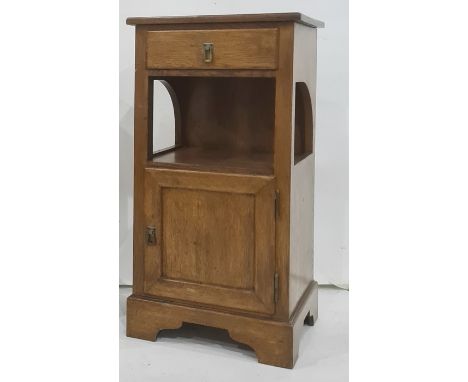 20th century single drawer side table in the Arts & Crafts manner, the rectangular top above single drawer, open undertier ab