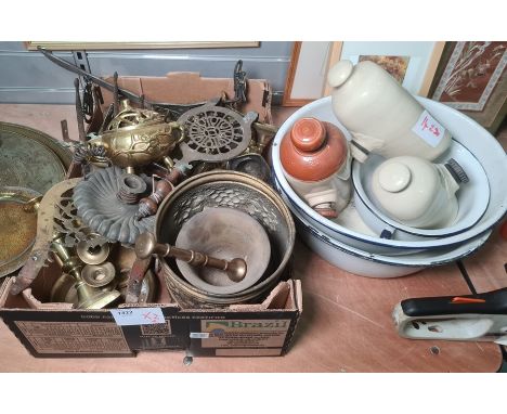 Quantity of brassware to include horse brasses, trivets, sundial, candlesticks, small planter, chambersticks, Oriental style 