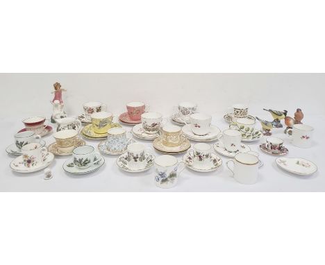 Quantity of assorted cups and saucers to include Royal Worcester 'Aragon' pattern, Royal Worcester 'Windsor' pattern and 'Reg