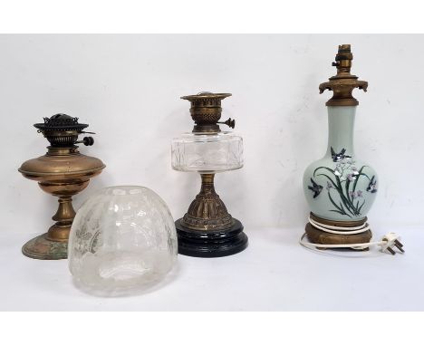 Table lamp with ceramic vase body decorated with swallows on a gilt base, a brass oil table lamp with glass reservoir and ano
