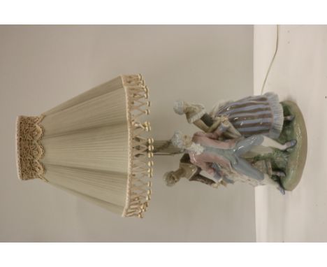 An attractive and large porcelain Lladro Table Lamp, with three figures. (1)