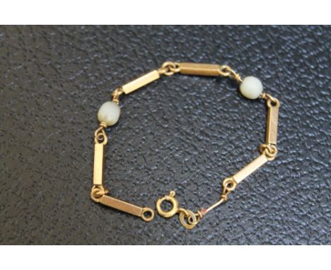 A SMALL CHILD'S GOLD BRACELET, stamped 750 and having two pearl separators - both damaged, approx weight 3.9g, L 14 cm 