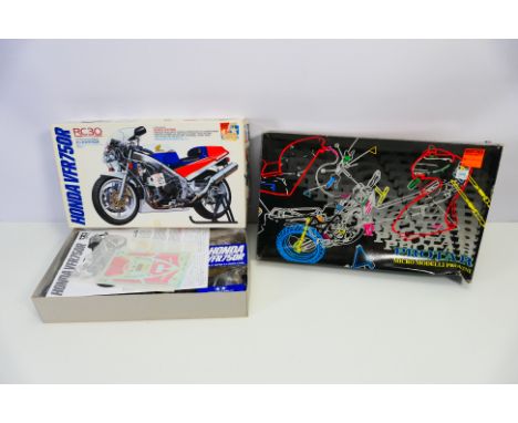 Tamiya - Protar - Two boxed plastic model motorcycle kits. Lot consists of a 1:12 scale Tamiya #14057 Honda VFR750R - kit app