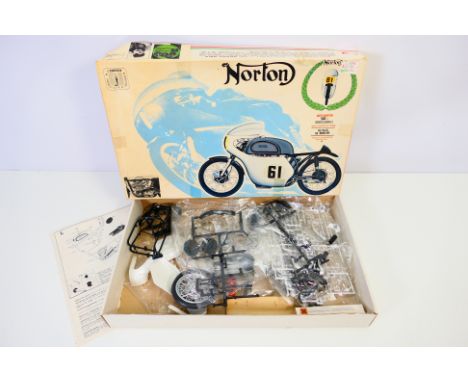 Protar - A vintage boxed 1:9 scale Protar #122 500 cc Monocilindrica Grand Prix plastic model kit. The kit appears to be in E