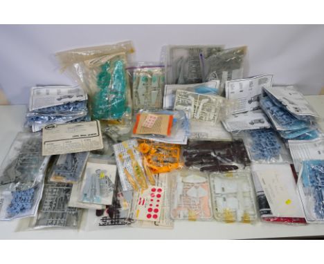 Hasegawa - Airfix - Sterin - Huma - Other - Over 30 unboxed plastic model aircraft and vehicle kits in a variety of scales. L