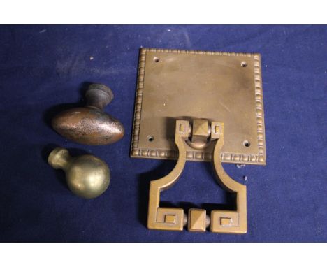 A heavy brass door knocker &amp; two brass door knobs 