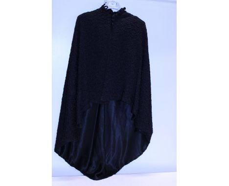 A ladies vintage Hemming and Tudor shawl 
