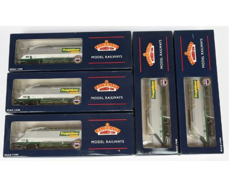 Bachmann group of 38-030 100 Ton HHA Bogie Hopper Wagons with sliding end doors "Freightliner Heavy Haul". Conditions are Nea