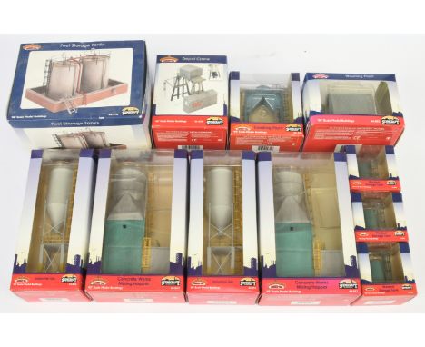Bachmann OO Gauge group of Buildings to include 44-016 Fuel Storage Tanks, 44-072 Depot Crane and others (see photo). Conditi