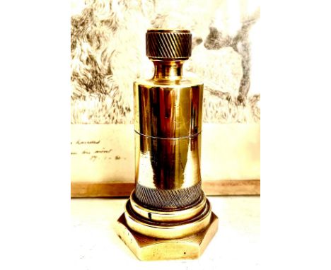 WELL ENGINEERED BRASS TABLE LIGHTER, CIRCA 1900, APPROX 12.5cm HIGH

 