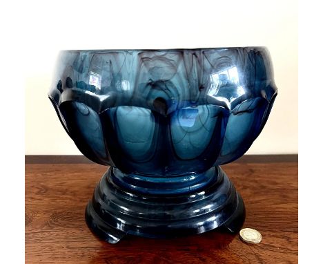 ART DECO MOLDED GLASS BOWL UPON MATCHING GLASS STAND, APPROX 24cm DIAMETER AND 21cm HIGH

 