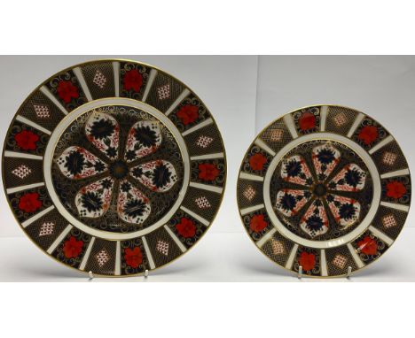 A Royal Crown Derby 1128 pattern dinner plate, printed mark, first quality; a side plate, printed mark, second quality (2) 