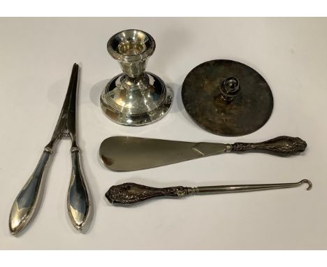 A pair of silver hafted glove stretchers, button hook, boudoir candlestick, biscuit barrel cover, etc (5) 