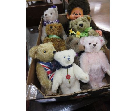 Box containing a quantity of various modern bears including Steiff etc.