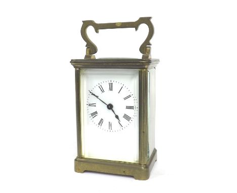 Carriage clock timepiece, within a corniche brass case, 6" high (key)