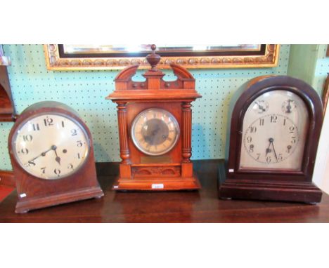 An Edwardian oak cased mantle clock, mounted with railway related presentation plaque, together with an early 20th century do