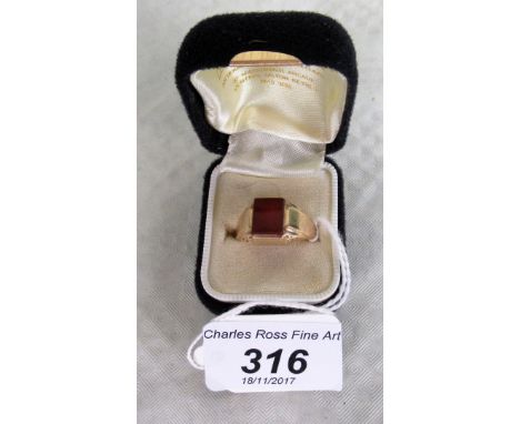 A gentleman's 9ct gold and carnelian signet ring, 