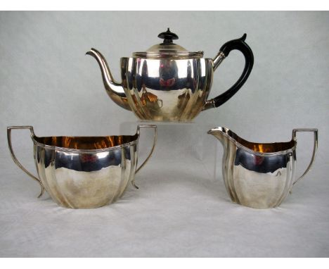 An Edward VII three piece silver tea set, comprising: teapot, milk jug and twin handled open sugar bowl, London hallmarks 190