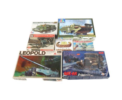 A quantity of various military related plastic model display kits, including various Tamiya Military Miniatures 1/35 scale sa