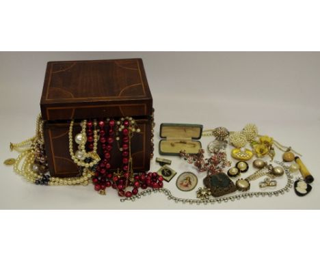 A Regency mahogany tea caddy, boxwood stringing throughout; a 9ct gold pendant; gold coloured metal brooches; necklaces, cost