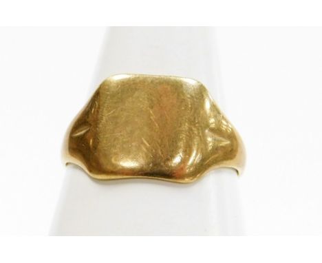 A 9ct gold signet ring, 3.2g. (AF)