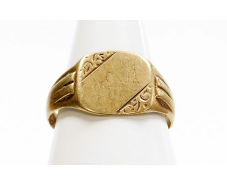 A 9ct gold gents signet ring, with central rectangular shield bearing the initials KAH, with ribbed design shoulders, ring si