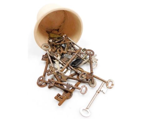Various vintage keys, an iron example with oval top, 10cm wide, various others, etc., contained in a pottery planter of small