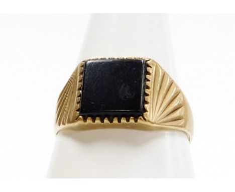 A 9ct gold gents signet ring, with central rectangular black agate panel, with fanned design shoulders, ring size W½, 3.5g al