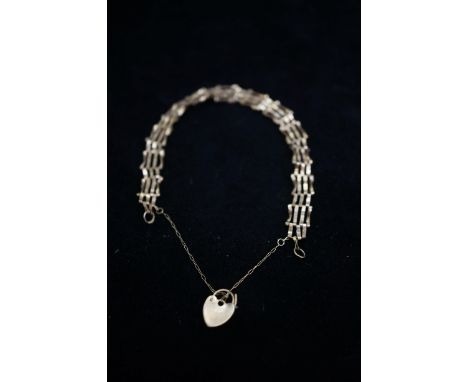 9ct Gold gate bracelet with safety chain &amp; heart shaped locket Weight 4.5g 