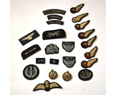 Quantity of twenty one 20th Century RAF World War I and World War II insignia to include First World War Pilots Wings, Observ